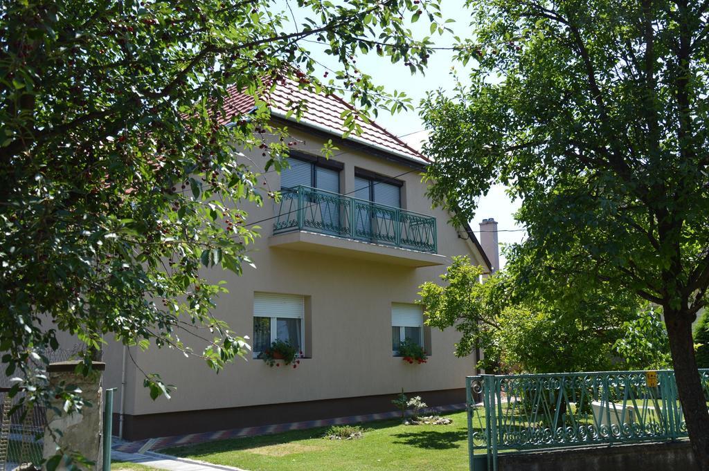 Apartman Aniko Vendeghaz Harkány Екстериор снимка